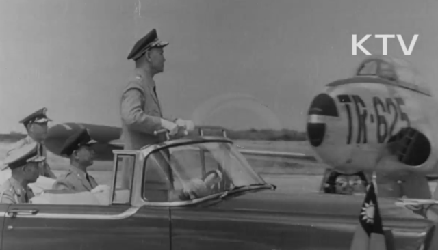 ▲ 장제스 총통의 공군 사열 소식을 다룬 '대한늬우스' 기사. 당시 한국 정부는 자유중국 소식을 미국 소식 수준으로 중요하게 다뤘다. ⓒ유튜브 채널 'KTV 아카이브' 캡처