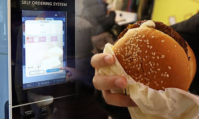 40대 남성 A씨는 햄버거 한 개를 고집하다 결국 벌금 500만 원을 물게 됐다. 게티이미지뱅크·연합뉴스