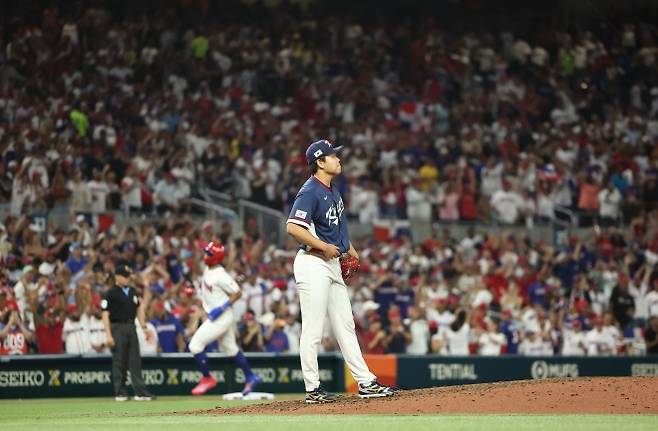 소형준이 14일(한국시간) 미국 플로리다주 마이애미 론디포 파크에서 열린 2026 월드베이스볼클래식(WBC) 도미니카공화국과의 8강 경기에서 7회말 3점 홈런을 얻어맞고 씁쓸한 표정을 짓고 있다. 2026.3.14 마이애미 연합뉴스