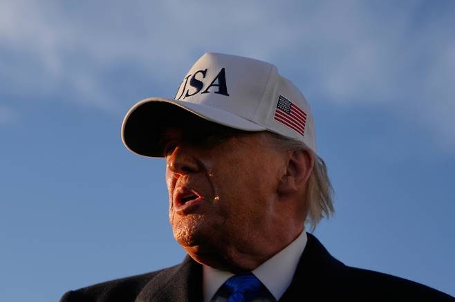 도널드 트럼프 미국 대통령이 13일(현지시간) 메릴랜드주 앤드루스 합동기지에서 플로리다행 에어포스원에 탑승하기 전 취재진의 질문에 답하고 있다. AP 연합뉴스