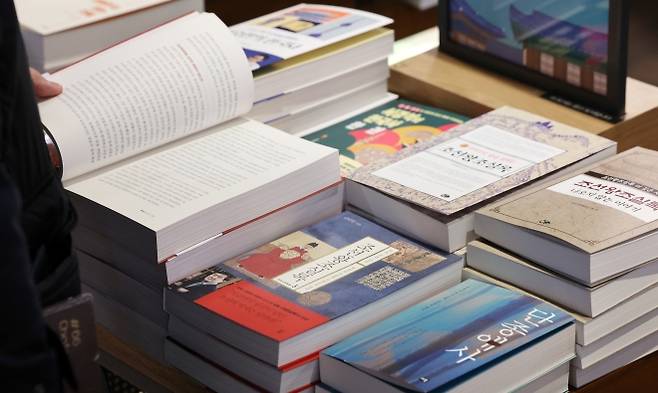 영화 ‘왕사남’ 흥행에 단종 다시 읽기 - 8일 서울 종로구 교보문고 광화문점에서 한 시민이 관련 서적을 살펴보고 있다. 교보문고에 따르면 영화가 개봉한 지난달 4일부터 이달 2일까지 한 달여 간 ‘조선왕조실록’을 키워드로 한 도서 판매량이 개봉 이전 같은 기간보다 2.9배 증가한 것으로 나타났다. 2026.03.08. 뉴시스