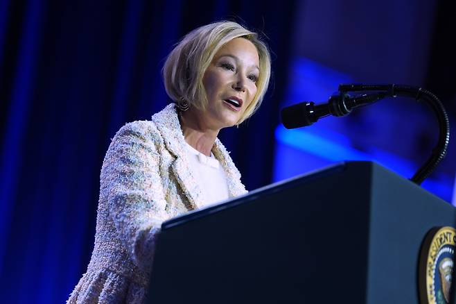 폴라 화이트 백악관 신앙 사무국장이 지난달 5일(현지 시간) 워싱턴DC에서 열린 국가조찬기도회에서 연설하고 있다. AP연합뉴스