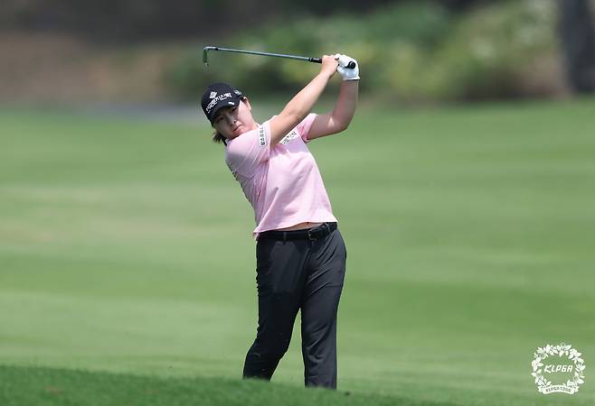 아이언 샷을 하고 있는 홍정민. 사진 제공=KLPGA