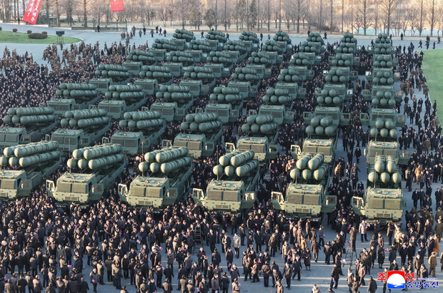 북한 조선중앙통신은 지난 2월19일 김정은 국무위원장 참석 하에 “군수노동계급이 조선노동당 제9차대회에 드리는 600mm 대구경 방사포 증정식이 2월 18일 수도 평양에서 성대히 거행”됐다고 보도했다. 조선중앙통신·연합뉴스