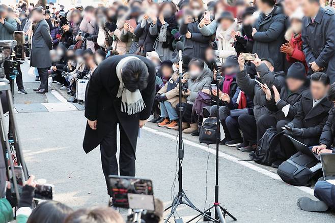 한동훈 국민의힘 전 대표가 2025년 12월3일 서울 여의도 국회도서관 앞 쪽문에서 열린 12·3 비상계엄 1주년 관련 기자회견에서 계엄에 대해 사과하고 있다. ⓒ시사저널 박은숙