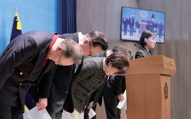 국민의힘 소장파 모임 '대안과 미래' 소속 의원들이 2월19일 국회 소통관에서 윤석열 전 대통령이 내란 우두머리 혐의로 1심에서 무기징역을 선고받은 것과 관련해 불법 비상계엄 등에 대해 사과했다. ⓒ연합뉴스