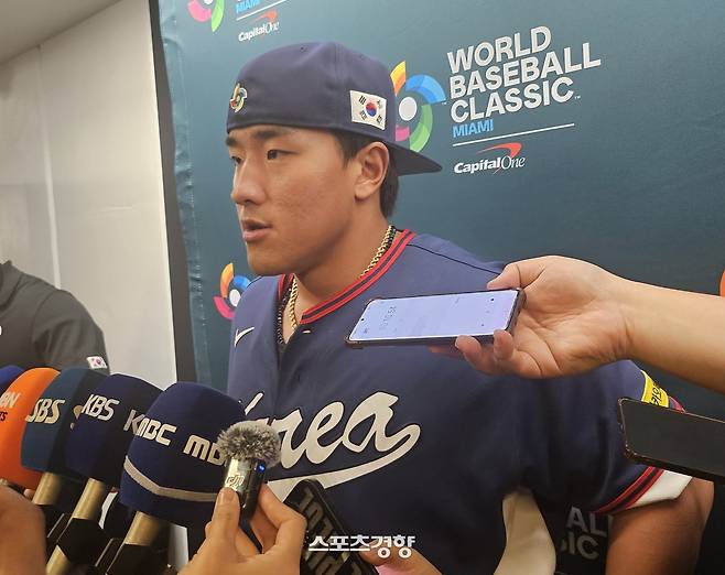 WBC 대표팀 안현민이 14일 8강 도미니카공화국전을 마치고 취재진과 인터뷰하고 있다. 마이애미|심진용 기자