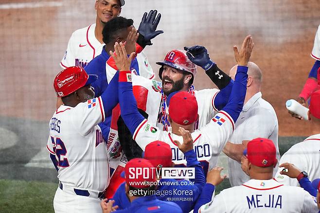 ▲ 끝내기 홈런에 기뻐하는 도미니카 공화국 선수단.