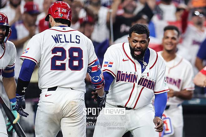 ▲ 도미니카공화국 출신 어머니를 둔 미국인 오스틴 웰스. 이번 WBC에서 어머니의 나라를 택했다. 그리고 조금은 낯선 분위기를 경험하고 있다. 모든 홈런을 끝내기 홈런처럼 즐기는 다른 도미니카공화국 선수들과 달리 웰스는 아직은 조용히 베이스를 도는 것이 익숙하다.
