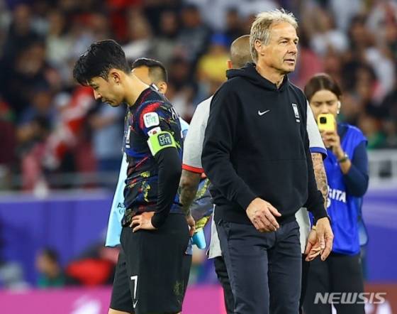 위르겐 클린스만(오른쪽) 전 대한민국 축구 국가대표팀 감독과 손흥민. /사진=뉴시스