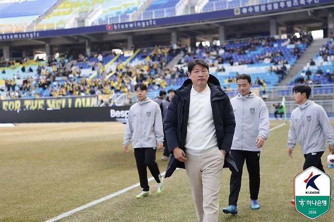 박동혁 전남 드래곤즈 감독이 14일 오후 2시 수원월드컵경기장에서 열린 하나은행 K리그2 2026 3라운드 경기를 위해 그라운드에 입장하고 있다. /사진=한국프로축구연맹 제공