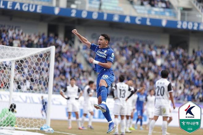 헤이스가 14일 오후 2시 수원월드컵경기장에서 열린 하나은행 K리그2 2026 3라운드에서 추가골을 넣고 세리머니하고 있다. /사진=한국프로축구연맹 제공