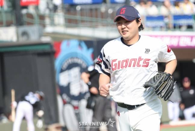 2026 신한 SOL Bank KBO리그 시범경기 롯데 자이언츠 대 LG 트윈스 경기가 14일 부산 사직야구장에서 열렸다. 롯데 정철원이 7회초 실점 위기를 넘긴 후 더그아웃으로 향하고 있다. /사진=김진경 대기자