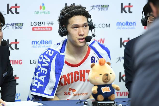 서울SK 에디 다니엘이 승리 인터뷰를 하고 있다. /사진=KBL 제공