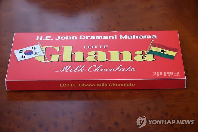 가나 대통령을 위한 특별 제작 '가나 초콜릿' (서울=연합뉴스) 한상균 기자 = 지난 11일 청와대에서 열린 한-가나 정상회담에 앞서 취재진에 공개된 이재명 대통령이 가나 대통령을 위해 특별 제작한 '가나 초콜릿' 모습. 
    초콜릿의 포장지에는 양국 국기와 마하마 대통령의 이름을 넣었다. xyz@yna.co.kr