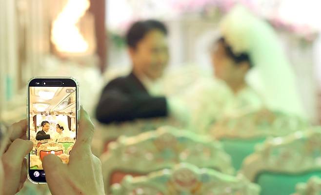 신신예식장에서 사진 촬영하는 예비부부 [촬영 김동민]