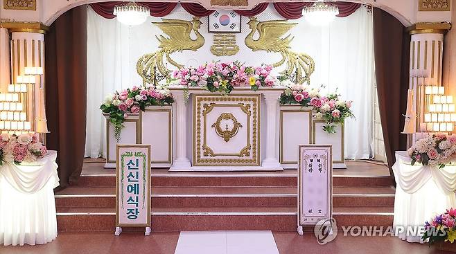 마산 신신예식장 (창원=연합뉴스) 김동민 기자 = 경남 창원시 마산합포구 신신예식장 내부.
    이곳은 고 백낙삼 전 대표가 1967년부터 55년간 예식장을 무료로 운영하며 1만4천여 쌍의 부부를 맺어준 뜻깊은 장소로 최근에는 '레트로 결혼사진' 명소로 인기를 끈다. 2026.3.14 image@yna.co.kr