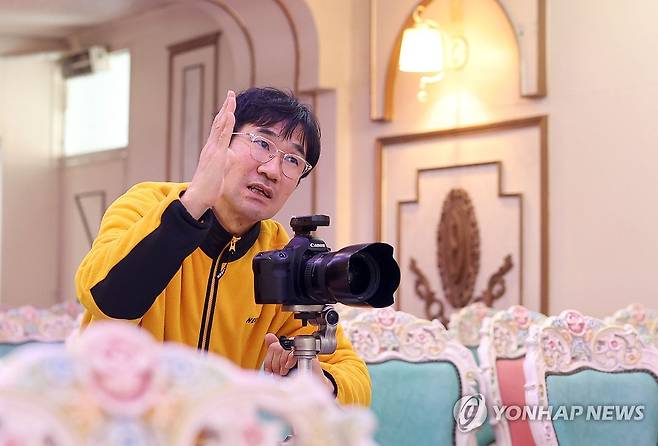 마산 신신예식장, 레트로 결혼사진 인기 (창원=연합뉴스) 김동민 기자 = 신신예식장 백남문 대표가 지난 11일 경남 창원시 마산합포구 신신예식장에서 예비 신혼부부의 결혼사진을 촬영하고 있다. 
    이곳은 고 백낙삼 전 대표가 1967년부터 55년간 예식장을 무료로 운영하며 1만4천여 쌍의 부부를 맺어준 뜻깊은 장소로 최근에는 '레트로 결혼사진' 명소로 인기를 끈다. 2026.3.14 image@yna.co.kr