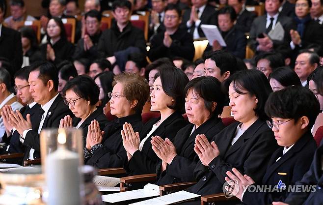 김혜경 여사, 고 이해찬 전 총리 49재 참석 (서울=연합뉴스) 한상균 기자 = 김혜경 여사가 14일 서울 동작구 원불교 소태산기념관에 열린 고 이해찬 전 국무총리 49재에서 합장하고 있다. 
    왼쪽부터 더불어민주당 한병도 원내대표, 정청래 대표, 한명숙 전 총리, 노무현 전 대통령 부인 권양숙 여사, 김혜경 여사, 이 전 총리 부인 김정옥 여사. 2026.3.14 [청와대사진기자단] xyz@yna.co.kr