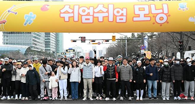 여의대로에서 열린 '쉬엄쉬엄 모닝'  14일 오전 서울 영등포구 여의대로에서 개최된 '쉬엄쉬엄 모닝'에서 오세훈 서울시장과 시민들이 기념 촬영하고 있다. [서울시 제공. 재판매 및 DB 금지]