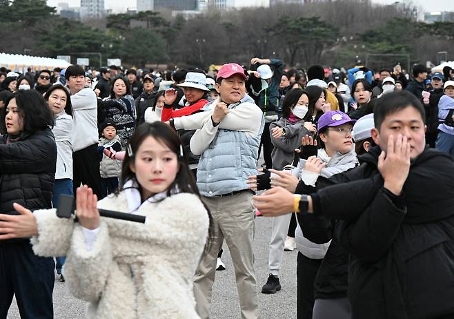 준비운동하는 '쉬엄쉬엄 모닝' 참가자들 14일 오전 서울 영등포구 여의대로에서 개최된 '쉬엄쉬엄 모닝'에서 오세훈 서울시장과 시민들이 준비운동하고 있다. [서울시 제공. 재판매 및 DB 금지]