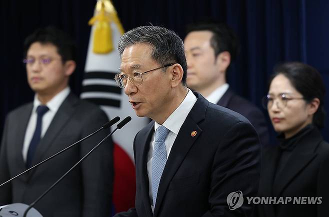 정부, 쉰들러 국제투자분쟁서 승소 (서울=연합뉴스) 신준희 기자 = 정성호 법무부 장관이 14일 정부서울청사에서 쉰들러 국제투자분쟁 승소 관련 브리핑을 하고 있다. 
    법무부는 스위스에 본사를 둔 승강기업체 쉰들러 홀딩 아게(Schindler Holding AG)가 한국 정부를 상대로 제기한 국제투자분쟁(ISDS)에서 우리가 승소했다고 밝혔다. 2026.3.14 hama@yna.co.kr