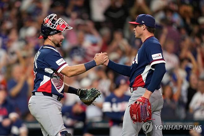 경기 후 미국 동료 메이슨 밀러의 인사 요청은 받아들인 포수 칼 롤리(왼쪽) [AP=연합뉴스]
