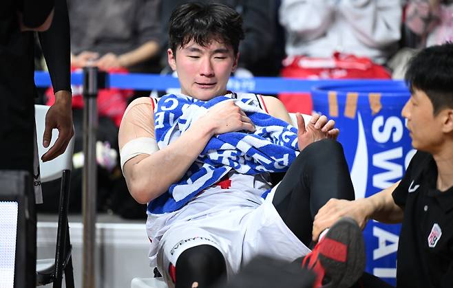 부상으로 고통스러워하는 문유현 [KBL 제공. 재판매 및 DB 금지]