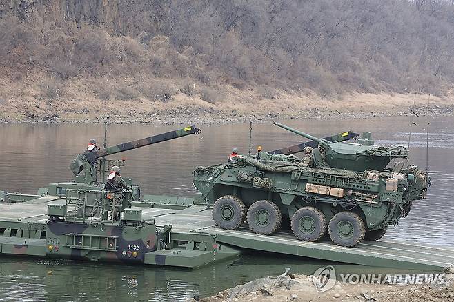 임진강에서 실시된 한미연합 도하훈련 (연천=연합뉴스) 임병식 기자 = 14일 경기도 연천군 임진강에서 실시된 한미연합 도하훈련에서 주한미군 스트라이커 장갑차가 부교를 건너고 있다. 
    한미연합훈련 '자유의 방패'(프리덤실드·FS) 연습 일환으로 실시된 이번 훈련에는 미2사단/한미연합사단과 한국군 수도기계화보병사단 및 7공병여단이 참가했다. 2026.3.14 andphotodo@yna.co.kr