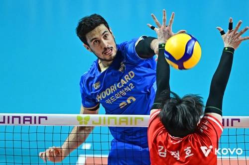 공격하는 우리카드의 아라우조(왼쪽) [한국배구연맹 제공. 재판매 및 DB 금지]