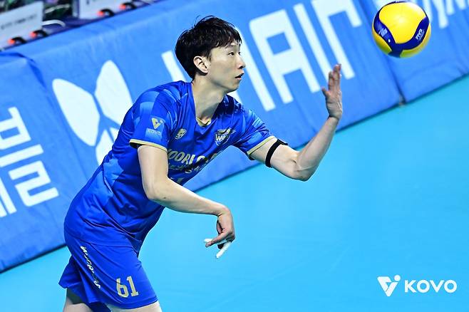 서브 넣는 우리카드의 정성규 [한국배구연맹 제공. 재판매 및 DB 금지]