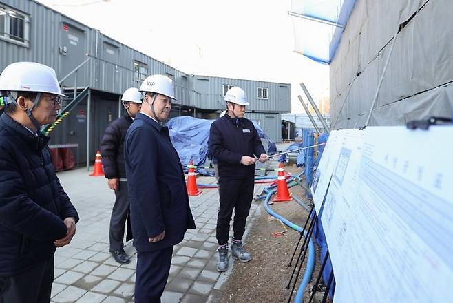 김성제 의왕시장이 지난 13일 의왕도시공사 사옥 건립 공사 현장을 찾아 안전관리 실태와 공사 추진 상황을 점검하고 있는 모습. 사진=의왕시청
