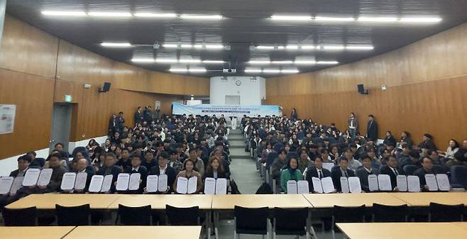 공주대학교 RISE사업단이 13일 순천향대에서 충청남도 및 17개 유관 기관과 함께 'RUCAS 2026' 출범을 위한 업무협약을 체결하고 기념촬영을 하고 있다. (사진=공주대 제공)