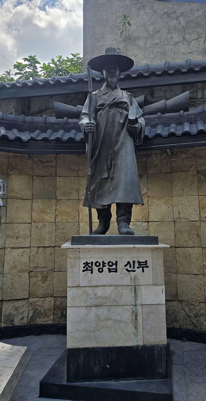 롤롬보이 김대건 신부 성지 안의 최양업 신부 동상