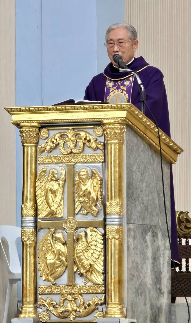 순례기간 내내 매일 미사를 집전한 김정수 바르나바 신부