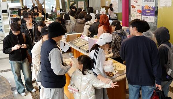 15일 광주광역시 북구 중흥동 창억떡 본점에 호박인절미를 사러 온 손님들이 줄을 서 있다. 판영석 기자