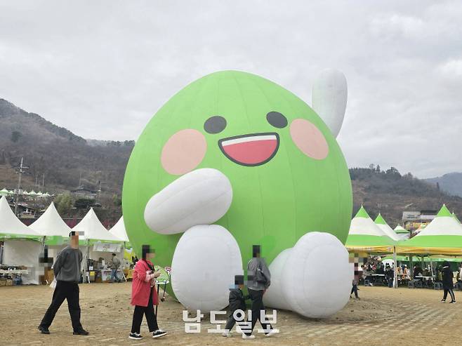 제24회 광양매화축제 대형 매돌이 포토존./양준혁 기자