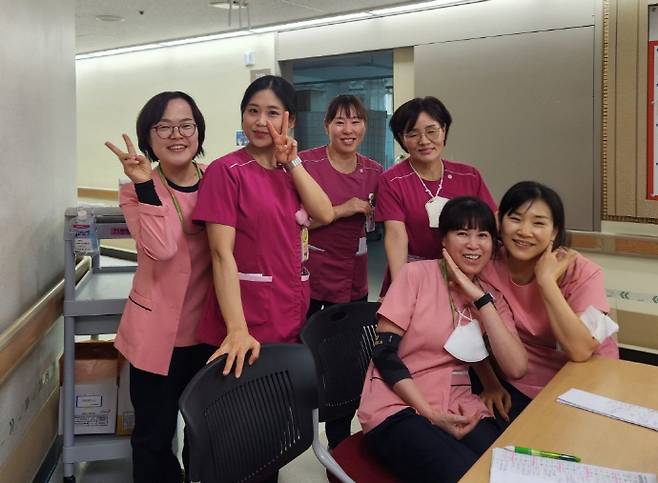 이수민 씨와 광주보훈병원 간호간병통합서비스병동 간호보조인원들. /독자 제공