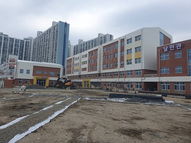 개교한지 일주일이 지났지만 여전히 난장판을 이루고 있는 달전초등학교 공사현장. /임창희선임기자