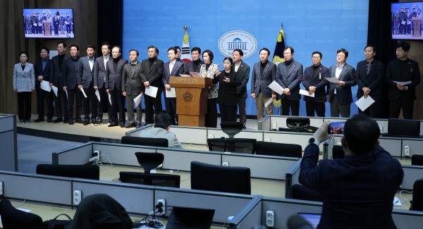 국민의힘 이인선 대구시당위원장과 대구·경북을 지역구로 둔 국민의힘 의원, 광역 지자체장, 광역의회 의장 등이 3일 국회 소통관에서 기자회견을 열고 '대구·경북 행정통합법'의 신속한 처리를 촉구하고 있다. 연합뉴스