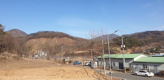 ▲ 지난해 봄 발생한 산불로 피해를 입은 청송읍 부곡리 한 아산에 벌목작업이 진행된 모습. 청송군은 산불 피해를 입은 곳에 복구를 위한 조림과 경제림을 조성하기로 했다. 서충환 기자