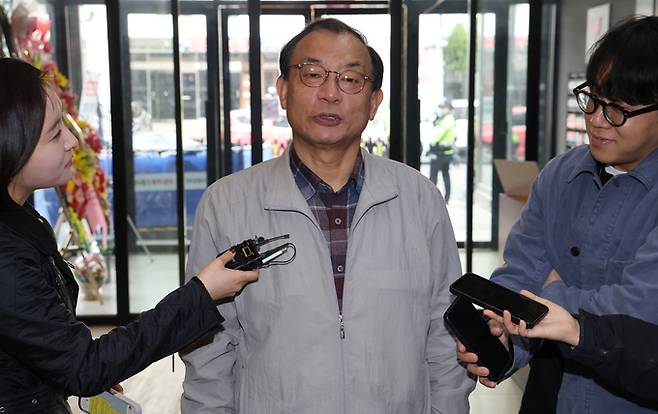 ▲ 국민의힘 이정현 공천관리위원장이 15일 서울 영등포구 국민의힘 당사에서 열린 비공개 공관위 회의에 참석하기 위해 입장하며 기자들의 질문에 답하고 있다. 이 위원장은 지난 13일 위원장직에서 물러났다가 이날 복귀했다.연합