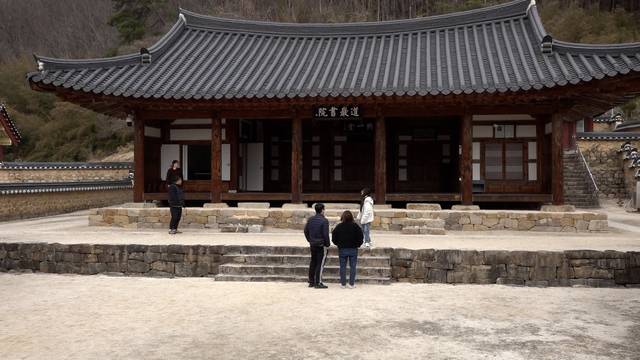 휴일인 15일, 영화 '왕과 사는 남자'의 묵직한 여운을 직접 현장에서 느끼기 위해 김면 장군 유적지를 방문한 가족 단위 나들이객들이 도암서원을 관람하고 있다. 김용국 기자