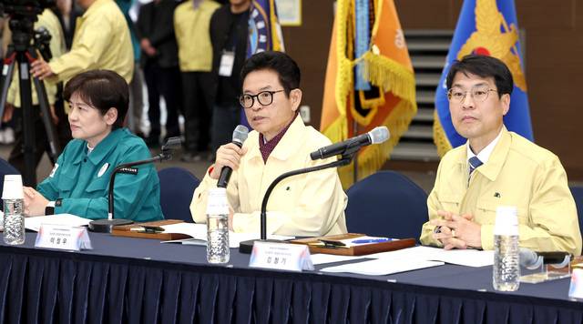 이철우 경북도지사가 지난 13일 경주 화백컨벤션센터에서 김정기(오른쪽) 대구시장 권한대행, 강은희(왼쪽) 대구 교육감 등이 참석한 가운데 열린 2026년 대구·경북 통합방위회의에서 발언을 하고 있다. 경북도 제공