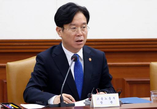 김영훈 고용노동부장관이 지난 11일 서울 종로구 정부서울청사에서 열린 경제장관회의에서 발언하고 있다./뉴시스