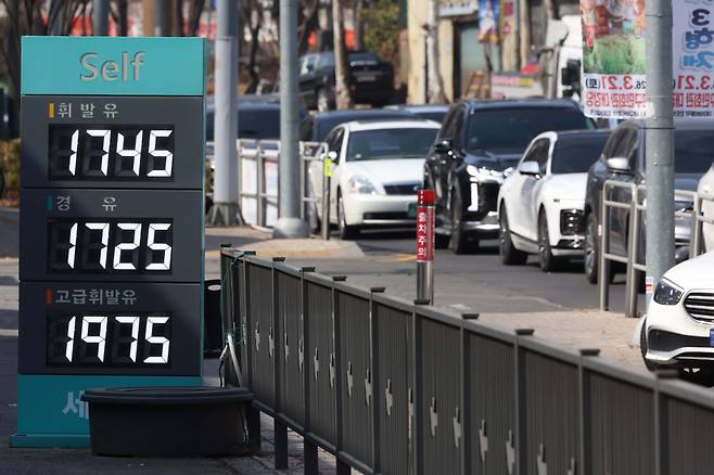 8일 서울 최저가 주유소에 기름을 넣으려는 차량들이 길게 줄지어 있다. 신태현 기자 holjjak@(이투데이DB)