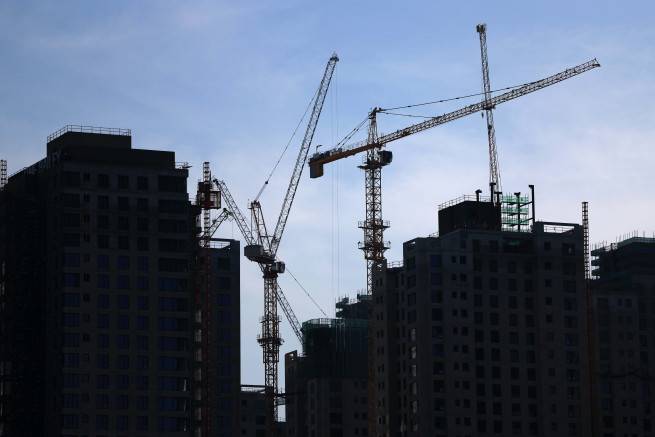 서울의 한 아파트 공사현장에 타워크레인이 서있다.(뉴시스)