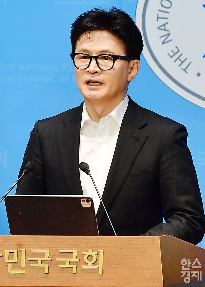 한동훈 국민의힘 전 대표가 지난 1월 14일 국민의힘에서 제명된 직후 서울 여의도 국회 소통관에서 긴급 기자회견을 하고 있다. 이호형 기자&nbsp;