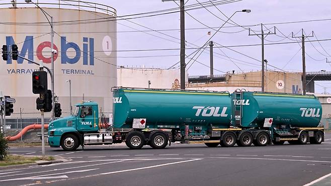 ▲지난 12일 호주 멜버른 교외 야라빌에 있는 모빌 연료 유통 센터를 유조차가 지나가고 있다.  미국과 이란 전쟁으로 국제 유가가 급격히 상승하면서 호주의 물가상승률을 5% 이상으로 끌어올릴 수 있다는 경고가 나오고 있다. (사진=AFP/연합뉴스)