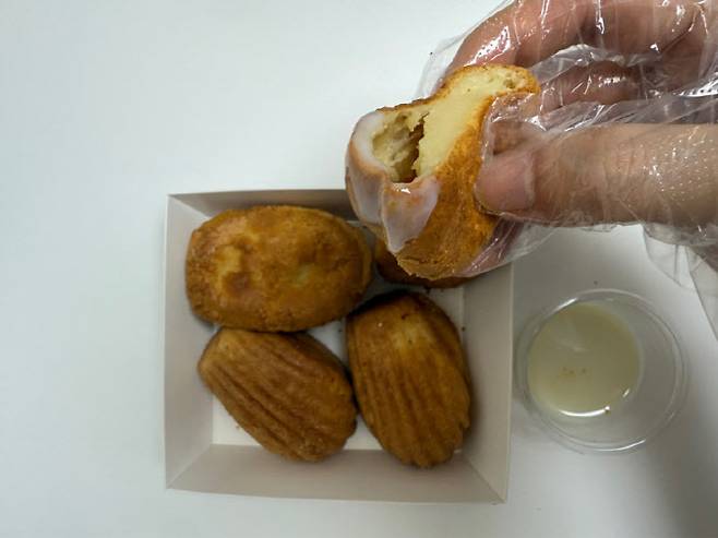 버터떡을 연유 소스에 찍어 먹는 모습. (사진=한전진 기자)